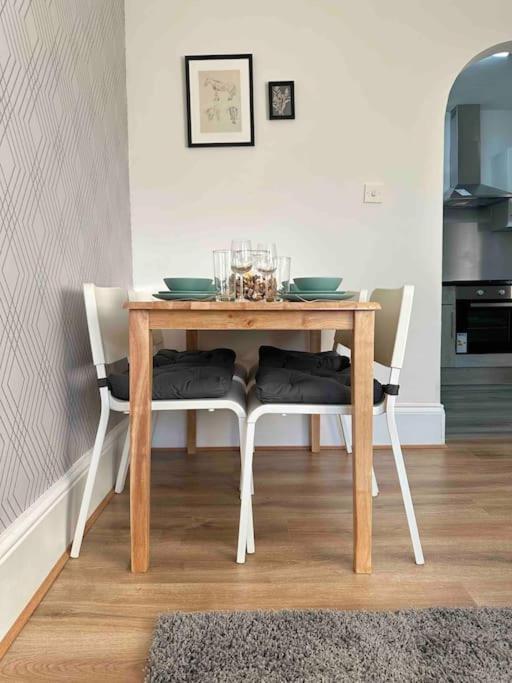 2 Bed Apt Sofa Bed Up To 6 London Exterior foto